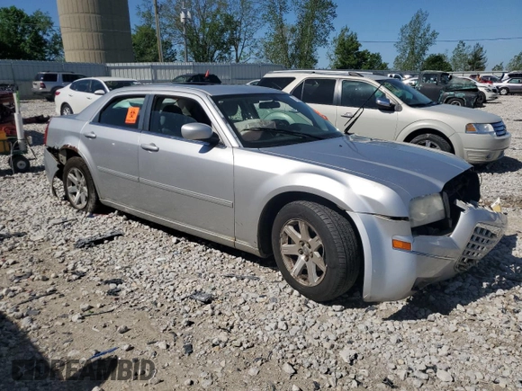 2006 Chrysler 300 z VIN 2C3KA53G26H469479, wystawiony jako Copart lot #57260885 z przebiegiem Nie podano mil oraz Czysty tytuł • Clean title. Historia ofert i sprzedaży dostępna na DreamBid. Obrazek 4.