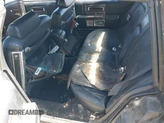 1992 Cadillac Brougham z VIN 1G6DW5477NR703007, wystawiony jako IAAI lot #41570312 z przebiegiem 106 453 mil mil oraz . Historia ofert i sprzedaży dostępna na DreamBid. Obrazek 8.