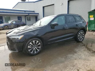 2025 Volvo XC60 Core z VIN YV4M12RJ7S1002361, wystawiony jako Copart lot #57670975 z przebiegiem 6 318 mil mil oraz Szkoda całkowita • Salvage title. Historia ofert i sprzedaży dostępna na DreamBid. Obrazek 1.