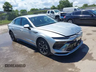 2025 Hyundai Sonata SEL z VIN KMHL64JAXSA452153, wystawiony jako IAAI lot #42481619 z przebiegiem 9 287 mil mil oraz . Historia ofert i sprzedaży dostępna na DreamBid. Obrazek 1.