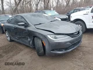 2016 Chrysler 200 S z VIN 1C3CCCBGXGN108255, wystawiony jako IAAI lot #41560013 z przebiegiem 95 121 mil mil oraz . Historia ofert i sprzedaży dostępna na DreamBid. Obrazek 1.