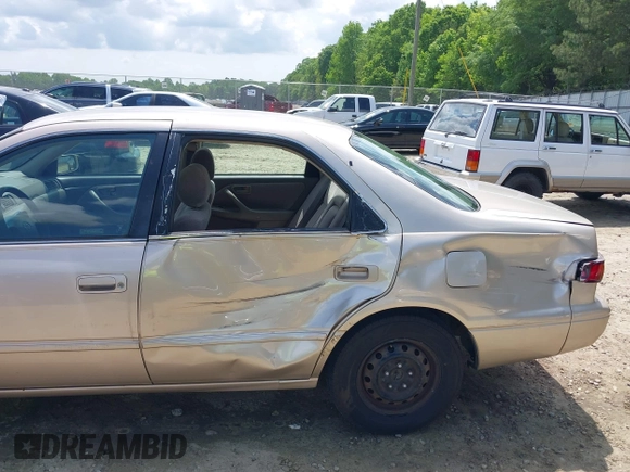 1997 Toyota Camry LE z VIN 4T1BG22K7VU818805, wystawiony jako IAAI lot #42105925 z przebiegiem 140 960 mil mil oraz . Historia ofert i sprzedaży dostępna na DreamBid. Obrazek 6.