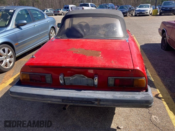 1981 Alfa Romeo Spider Veloce z VIN ZARBA5410B1012836, wystawiony jako IAAI lot #42364544 z przebiegiem Nie podano mil oraz . Historia ofert i sprzedaży dostępna na DreamBid. Obrazek 11.