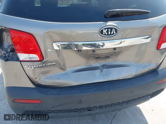 2012 Kia Sorento LX z VIN 5XYKT3A69CG214682, wystawiony jako IAAI lot #42243166 z przebiegiem 125 323 mil mil oraz . Historia ofert i sprzedaży dostępna na DreamBid. Obrazek 6.