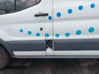 2017 Ford Transit z VIN 1FTYE1YM5HKA34470, wystawiony jako IAAI lot #42245048 z przebiegiem 149 437 mil mil oraz . Historia ofert i sprzedaży dostępna na DreamBid. Obrazek 17.