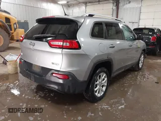 2017 Jeep Cherokee Latitude z VIN 1C4PJLCB4HW610440, wystawiony jako IAAI lot #41591293 z przebiegiem 219 957 mil mil oraz . Historia ofert i sprzedaży dostępna na DreamBid. Obrazek 4.