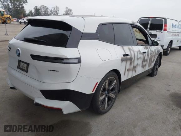 2022 BMW iX xDrive50 z VIN WB523CF01NCK27983, wystawiony jako IAAI lot #42106093 z przebiegiem 21 505 mil mil oraz . Historia ofert i sprzedaży dostępna na DreamBid. Obrazek 4.