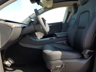 2025 Tesla Model Y Long Range z VIN 7SAYGDED0SF317270, wystawiony jako Copart lot #52387395 z przebiegiem 1 350 mil mil oraz Szkoda całkowita • Salvage title. Historia ofert i sprzedaży dostępna na DreamBid. Obrazek 7.