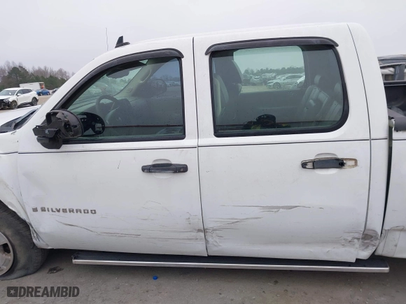 2007 Chevrolet Silverado 1500 LT w/1LT with VIN 2GCEC13C971658729, listed as a IAAI auction lot 41511701 with 132,555 mi miles. Bid and sale history available at carsss.com. Image 14.