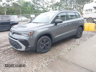 2025 Volkswagen Taos z VIN 3VV5C7B24SM004848, wystawiony jako IAAI lot #42118721 z przebiegiem 6378 mil mil oraz . Historia ofert i sprzedaży dostępna na DreamBid. Obrazek 17.