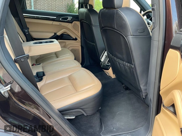 2016 Porsche Cayenne z VIN WP1AA2A28GKA36464, wystawiony jako Copart lot #58605725 z przebiegiem 123 459 mil mil oraz Czysty tytuł • Clean title. Historia ofert i sprzedaży dostępna na DreamBid. Obrazek 6.