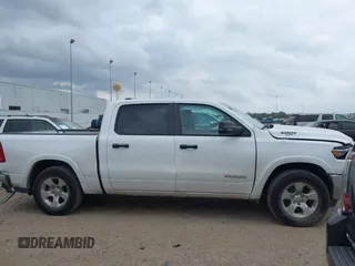 2025 Ram 1500 Big Horn z VIN 1C6SRFFPXSN581512, wystawiony jako IAAI lot #42158063 z przebiegiem 35 469 mil mil oraz . Historia ofert i sprzedaży dostępna na DreamBid. Obrazek 13.