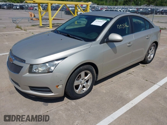 2014 Chevrolet Cruze 1LT z VIN 1G1PC5SB6E7196812, wystawiony jako IAAI lot #42393427 z przebiegiem 120 376 mil mil oraz . Historia ofert i sprzedaży dostępna na DreamBid. Obrazek 2.