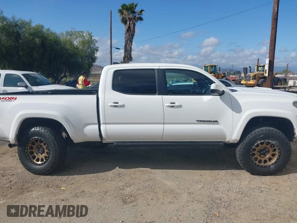 2018 Toyota Tacoma SR5 with VIN 3TMDZ5BN2JM037580, listed as a IAAI auction lot 42248418 with 35,661 mi miles and . Bid and sale history available at DreamBid. Image 12.