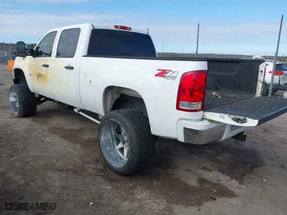 2008 GMC Sierra 2500HD SLE1 with VIN 1GTHK23608F184809, listed as a IAAI auction lot 41089039 with 272,436 mi miles. Bid and sale history available at carsss.com. Image 3.