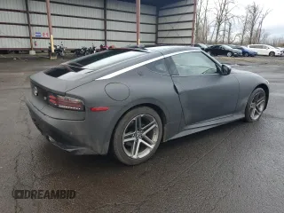 2024 Nissan Z Sport с VIN JN1BZ4AH2RM366772, выставлен на аукционе Copart как лот 45588555 с пробегом 3 711 миль миль и Списание • Salvage title. История ставок и продаж доступна на DreamBid. Изображение 3.
