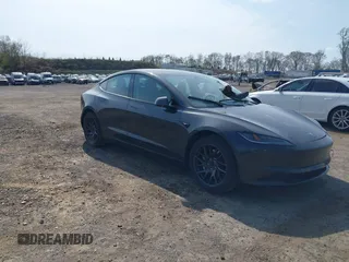 2024 Tesla Model 3 z VIN 5YJ3E1EA1RF735719, wystawiony jako IAAI lot #42101947 z przebiegiem 15 903 mil mil oraz . Historia ofert i sprzedaży dostępna na DreamBid. Obrazek 1.
