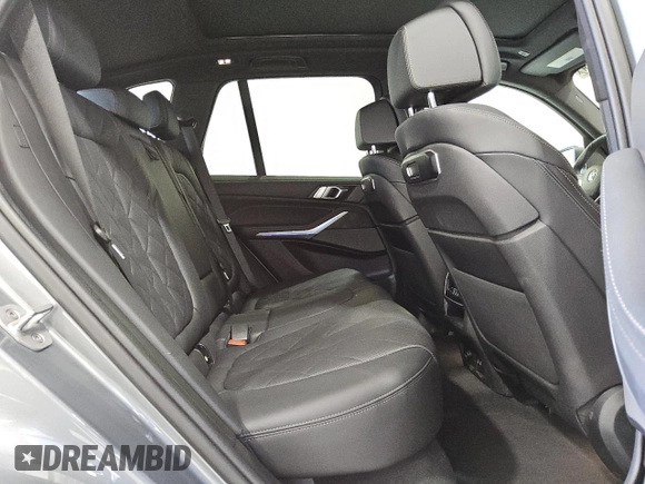 2024 BMW X5 sDrive40i z VIN 5UX13EU07R9U53817, wystawiony jako Copart lot #55535065 z przebiegiem 30 806 mil mil oraz Czysty tytuł • Clean title. Historia ofert i sprzedaży dostępna na DreamBid. Obrazek 11.