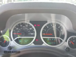 2010 Jeep Wrangler Sahara z VIN 1J4AA5D16AL110711, wystawiony jako IAAI lot #42751095 z przebiegiem 266 079 mil mil oraz . Historia ofert i sprzedaży dostępna na DreamBid. Obrazek 7.