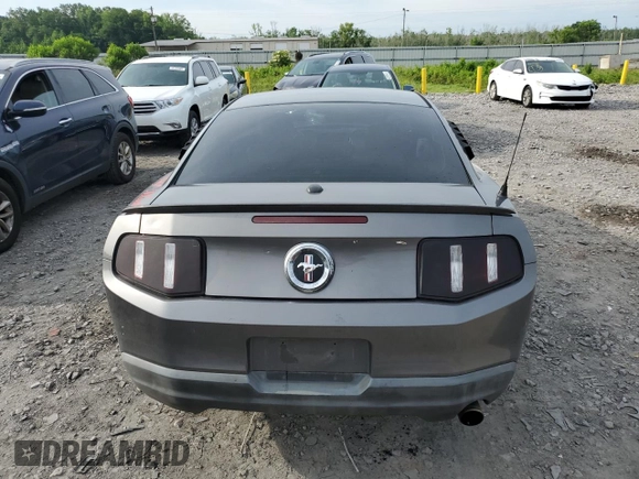 2010 Ford Mustang V6 с VIN 1ZVBP8AN8A5173733, выставлен на аукционе Copart как лот 56550295 с пробегом 217 597 миль миль и Чистый • Clean title. История ставок и продаж доступна на DreamBid. Изображение 6.