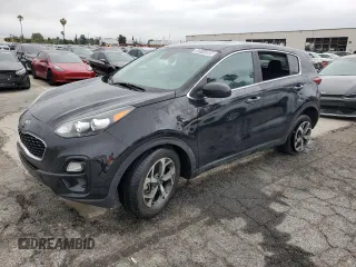 2021 Kia Sportage LX z VIN KNDPMCAC9M7931994, wystawiony jako Copart lot #55514385 z przebiegiem 92 717 mil mil oraz Czysty tytuł • Clean title. Historia ofert i sprzedaży dostępna na DreamBid. Obrazek 1.