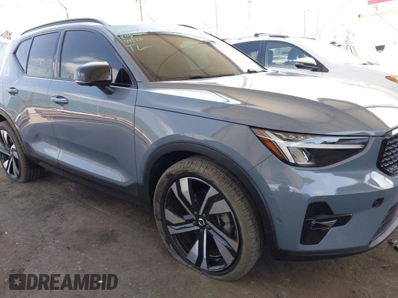 2023 Volvo XC40 Ultimate Dark Theme z VIN YV4L12UX9P2952245, wystawiony jako IAAI lot #42205666 z przebiegiem 19 952 mil mil oraz . Historia ofert i sprzedaży dostępna na DreamBid. Obrazek 6.