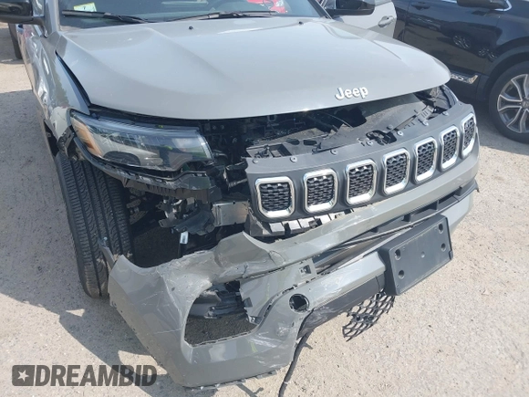 2023 Jeep Compass Latitude Lux z VIN 3C4NJDFN8PT531229, wystawiony jako IAAI lot #42383427 z przebiegiem 6 979 mil mil oraz . Historia ofert i sprzedaży dostępna na DreamBid. Obrazek 6.