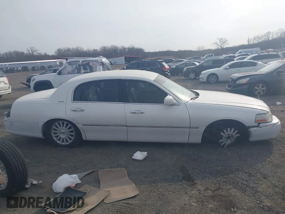 2003 Lincoln Town Car Signature z VIN 1LNHM82W33Y615344, wystawiony jako IAAI lot #41761302 z przebiegiem Nie podano mil oraz . Historia ofert i sprzedaży dostępna na DreamBid. Obrazek 14.