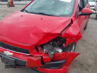2016 Chevrolet Sonic LT z VIN 1G1JC5SH8G4102802, wystawiony jako IAAI lot #42151351 z przebiegiem 61 289 mil mil oraz . Historia ofert i sprzedaży dostępna na DreamBid. Obrazek 6.