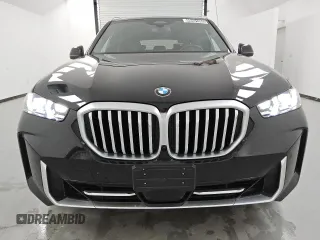 2024 BMW X5 xDrive40i z VIN 5UX23EU04R9T53436, wystawiony jako Copart lot #49401355 z przebiegiem 31 358 mil mil oraz Tytuł czysty. Historia ofert i sprzedaży dostępna na DreamBid. Obrazek 5.