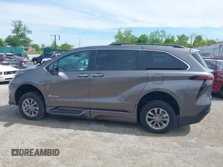 2024 Toyota Sienna XLE z VIN 5TDJRKEC0RS180714, wystawiony jako IAAI lot #42291589 z przebiegiem 4452 mil mil oraz . Historia ofert i sprzedaży dostępna na DreamBid. Obrazek 14.