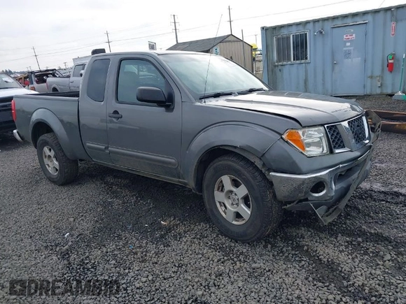 2007 Nissan Frontier SE z VIN 1N6AD06U97C442798, wystawiony jako IAAI lot #41548424 z przebiegiem 230 153 mil mil oraz . Historia ofert i sprzedaży dostępna na DreamBid. Obrazek 1.