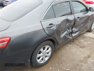 2011 Toyota Camry LE z VIN 4T4BF3EK1BR216262, wystawiony jako IAAI lot #42206210 z przebiegiem 79 660 mil mil oraz . Historia ofert i sprzedaży dostępna na DreamBid. Obrazek 12.