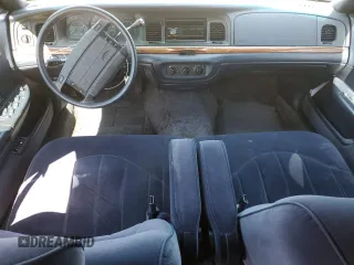 1995 Ford Crown Victoria z VIN 2FALP73W7SX158296, wystawiony jako Copart lot #56706735 z przebiegiem 104 884 mil mil oraz Czysty tytuł • Clean title. Historia ofert i sprzedaży dostępna na DreamBid. Obrazek 8.