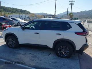 2023 Nissan Rogue S z VIN 5N1BT3AA8PC930807, wystawiony jako IAAI lot #42380612 z przebiegiem 5 050 mil mil oraz . Historia ofert i sprzedaży dostępna na DreamBid. Obrazek 14.