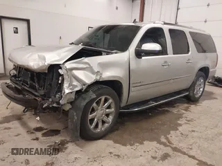 2011 GMC Yukon XL Denali z VIN 1GKS2MEF8BR338725, wystawiony jako IAAI lot #41238933 z przebiegiem 289 109 mil mil oraz . Historia ofert i sprzedaży dostępna na DreamBid. Obrazek 2.