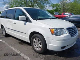 2010 Chrysler Town & Country Touring z VIN 2A4RR5D17AR189762, wystawiony jako IAAI lot #42188586 z przebiegiem 185 173 mil mil oraz . Historia ofert i sprzedaży dostępna na DreamBid. Obrazek 1.