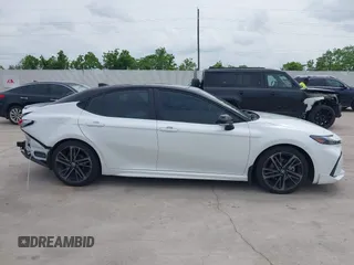 2025 Toyota Camry LE z VIN 4T1DAACK2SU016483, wystawiony jako IAAI lot #42123233 z przebiegiem 19 686 mil mil oraz . Historia ofert i sprzedaży dostępna na DreamBid. Obrazek 14.