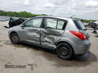 2008 Nissan Versa S z VIN 3N1BC13E28L407803, wystawiony jako Copart lot #53573295 z przebiegiem 107 049 mil mil oraz Szkody całkowita. Historia ofert i sprzedaży dostępna na DreamBid. Obrazek 2.