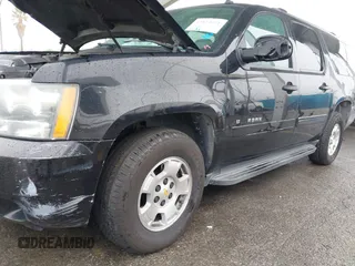 2011 Chevrolet Suburban LT with VIN 1GNSCJE01BR327933, listed as a IAAI auction lot 41813011 with 279,627 mi miles. Bid and sale history available at carsss.com. Image 6.