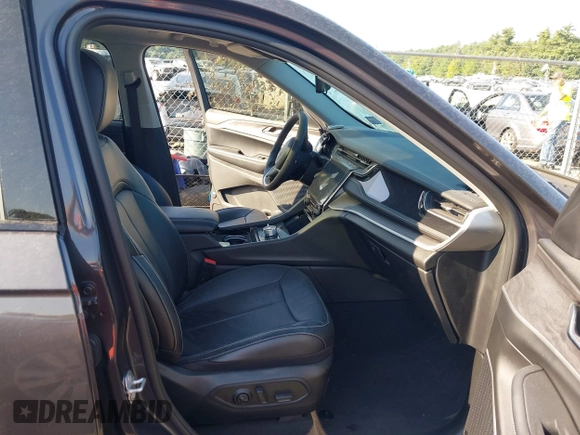 2023 Jeep Grand Cherokee z VIN 1C4RJYB69PC582211, wystawiony jako IAAI lot #40186115 z przebiegiem 3 119 mil mil oraz . Historia ofert i sprzedaży dostępna na DreamBid. Obrazek 5.