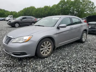 2013 Chrysler 200 Touring z VIN 1C3CCBBB4DN627764, wystawiony jako Copart lot #59837215 z przebiegiem 149 638 mil mil oraz Czysty tytuł • Clean title. Historia ofert i sprzedaży dostępna na DreamBid. Obrazek 1.