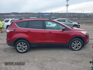 2018 Ford Escape SE z VIN 1FMCU9GD6JUA18684, wystawiony jako IAAI lot #41499540 z przebiegiem 105 127 mil mil oraz . Historia ofert i sprzedaży dostępna na DreamBid. Obrazek 13.