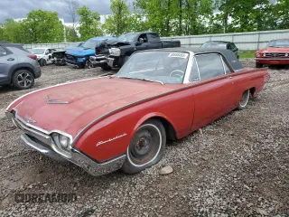 1961 Ford Thunderbird z VIN 1Y71Z157164, wystawiony jako Copart lot #58658465 z przebiegiem 67 655 mil mil oraz Szkoda całkowita • Salvage title. Historia ofert i sprzedaży dostępna na DreamBid. Obrazek 1.
