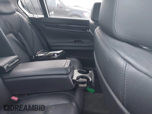 2009 BMW 7 Series 750Li с VIN WBAKB83509CY61759, выставлен на аукционе IAAI как лот 41121376 с пробегом Не указан миль и . История ставок и продаж доступна на DreamBid. Изображение 8.