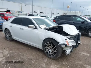 2014 Chrysler 300 z VIN 2C3CCAAG6EH343098, wystawiony jako IAAI lot #42179144 z przebiegiem 134 677 mil mil oraz . Historia ofert i sprzedaży dostępna na DreamBid. Obrazek 1.