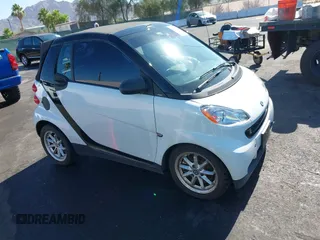 2009 Smart fortwo Passion z VIN WMEEK31XX9K241161, wystawiony jako IAAI lot #42523852 z przebiegiem 92 666 mil mil oraz . Historia ofert i sprzedaży dostępna na DreamBid. Obrazek 1.