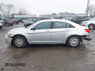 2010 Chrysler Sebring Touring z VIN 1C3CC4FB5AN128652, wystawiony jako IAAI lot #41863619 z przebiegiem 123 698 mil mil oraz . Historia ofert i sprzedaży dostępna na DreamBid. Obrazek 13.