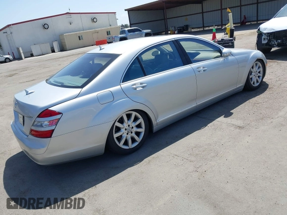 2007 Mercedes-Benz S 550 z VIN WDDNG71X77A018785, wystawiony jako IAAI lot #42114156 z przebiegiem 177 269 mil mil oraz . Historia ofert i sprzedaży dostępna na DreamBid. Obrazek 4.