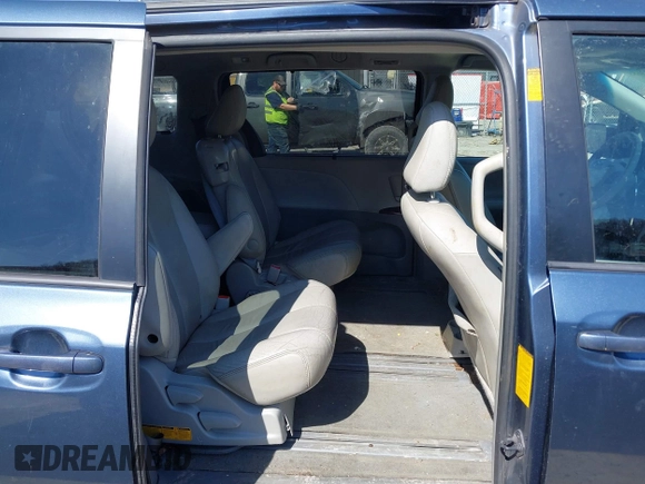 2013 Toyota Sienna XLE AAS with VIN 5TDYK3DC0DS398381, listed as a IAAI auction lot 41773688 with 169,055 mi miles. Bid and sale history available at carsss.com. Image 8.
